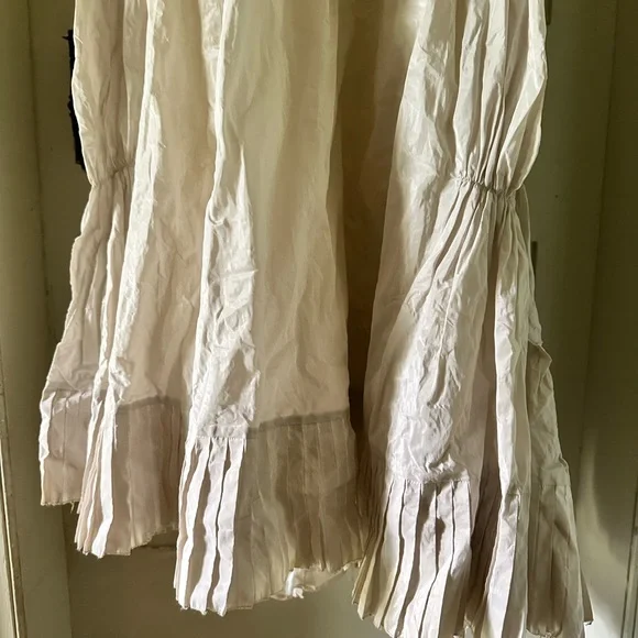 This is a Nicole Miller wedding dress, size 10. It wants to get married again! - Picture 15 of 17